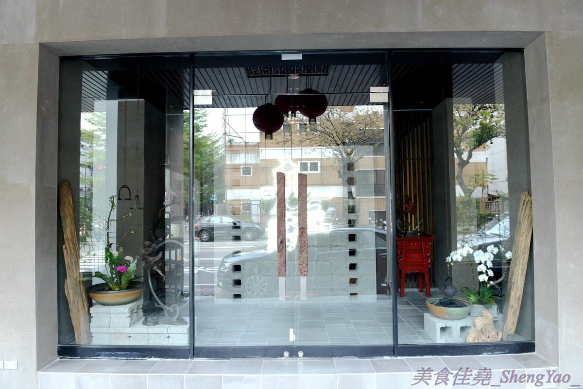 [台中西屯]老豆府麻辣火鍋/白玉養生鍋 – 台中新開的麻辣火鍋店,裝潢非常用心,氣氛佳,食材頗新鮮,肉類品質不錯,手打蝦仁漿超好吃,位置鄰近大隆路黃昏市場,停車非常方便。