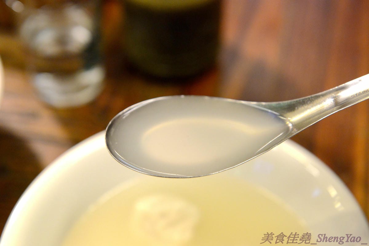 [台中西區]功夫上海手工魚丸 – 台中的小時光麵館,餐點味道簡單樸實,老闆為人超隨性,常客不乏外國人,大推台中幾乎吃不到的蔥油拌麵、超軟手工魚丸。