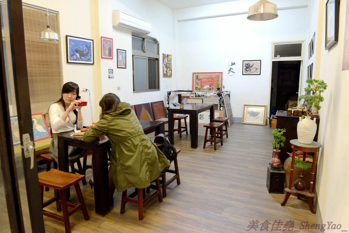 [台中西區]功夫上海手工魚丸 – 台中的小時光麵館,餐點味道簡單樸實,老闆為人超隨性,常客不乏外國人,大推台中幾乎吃不到的蔥油拌麵、超軟手工魚丸。