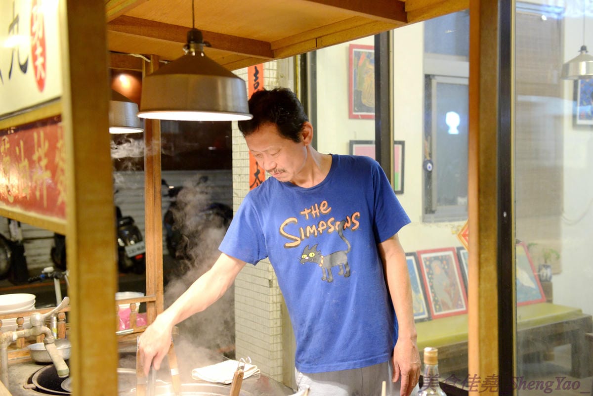 [台中西區]功夫上海手工魚丸 – 台中的小時光麵館,餐點味道簡單樸實,老闆為人超隨性,常客不乏外國人,大推台中幾乎吃不到的蔥油拌麵、超軟手工魚丸。