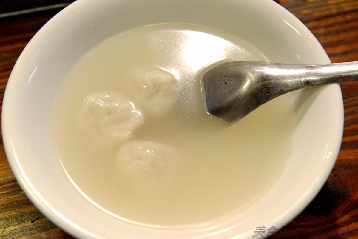 [台中西區]功夫上海手工魚丸 – 台中的小時光麵館,餐點味道簡單樸實,老闆為人超隨性,常客不乏外國人,大推台中幾乎吃不到的蔥油拌麵、超軟手工魚丸。