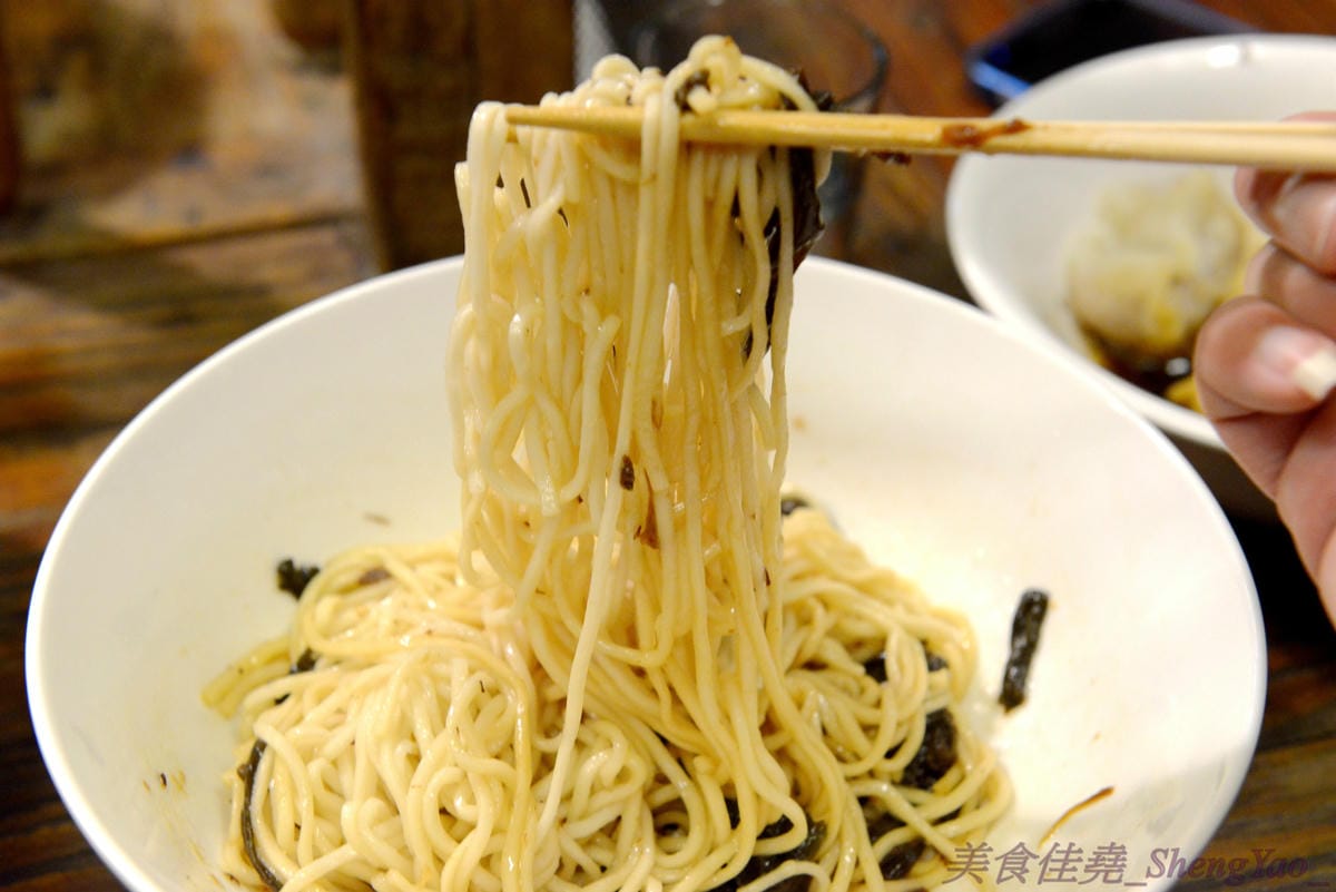 [台中西區]功夫上海手工魚丸 – 台中的小時光麵館,餐點味道簡單樸實,老闆為人超隨性,常客不乏外國人,大推台中幾乎吃不到的蔥油拌麵、超軟手工魚丸。