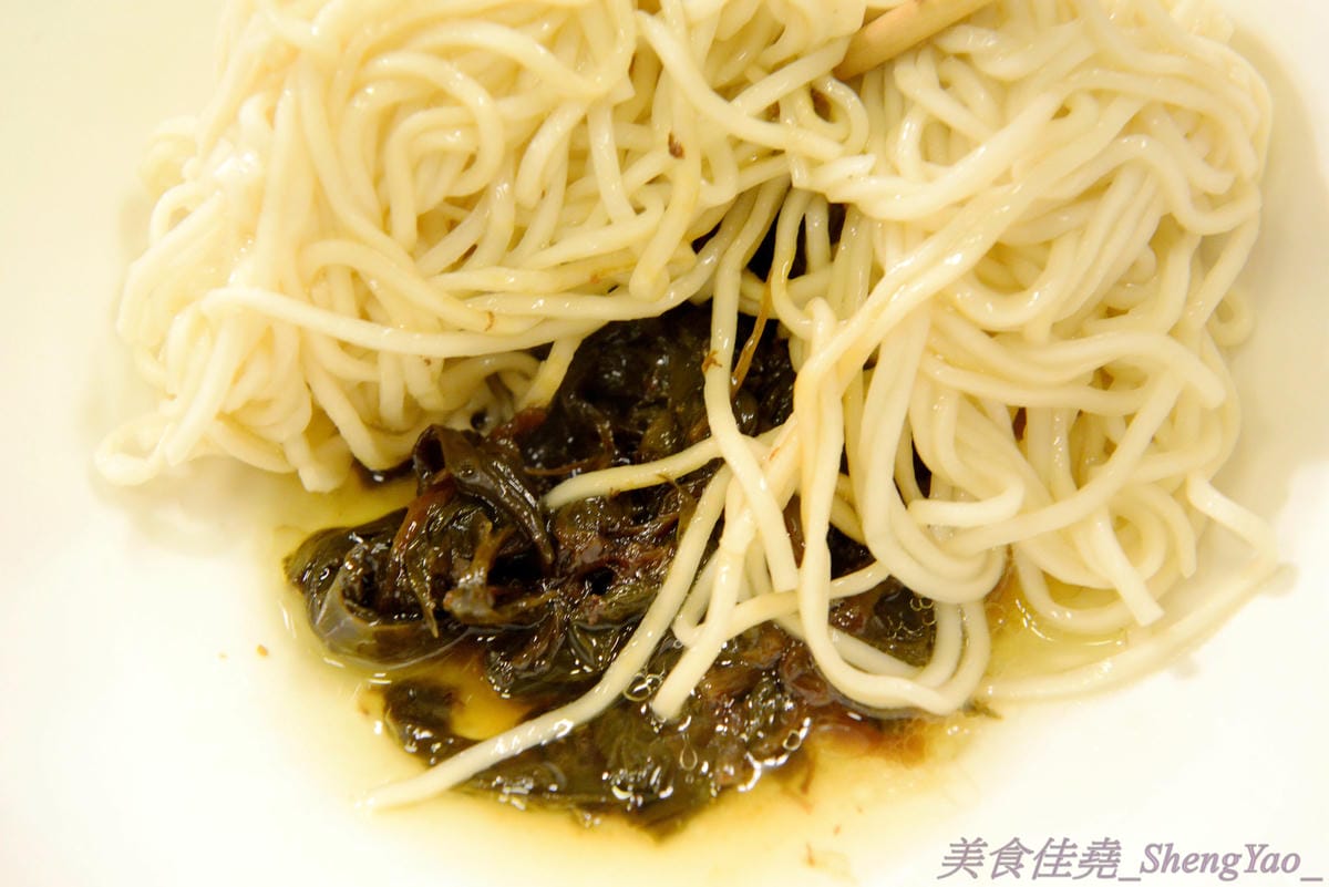 [台中西區]功夫上海手工魚丸 – 台中的小時光麵館,餐點味道簡單樸實,老闆為人超隨性,常客不乏外國人,大推台中幾乎吃不到的蔥油拌麵、超軟手工魚丸。