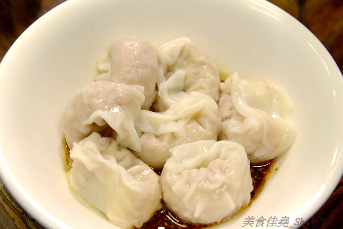 [台中西區]功夫上海手工魚丸 – 台中的小時光麵館,餐點味道簡單樸實,老闆為人超隨性,常客不乏外國人,大推台中幾乎吃不到的蔥油拌麵、超軟手工魚丸。