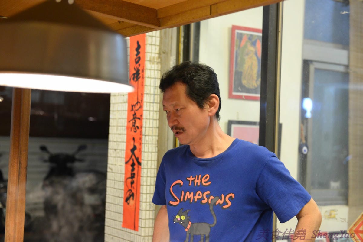 [台中西區]功夫上海手工魚丸 – 台中的小時光麵館,餐點味道簡單樸實,老闆為人超隨性,常客不乏外國人,大推台中幾乎吃不到的蔥油拌麵、超軟手工魚丸。