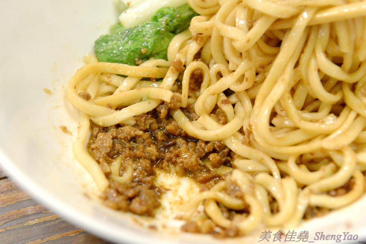 [台中西區]功夫上海手工魚丸 – 台中的小時光麵館,餐點味道簡單樸實,老闆為人超隨性,常客不乏外國人,大推台中幾乎吃不到的蔥油拌麵、超軟手工魚丸。