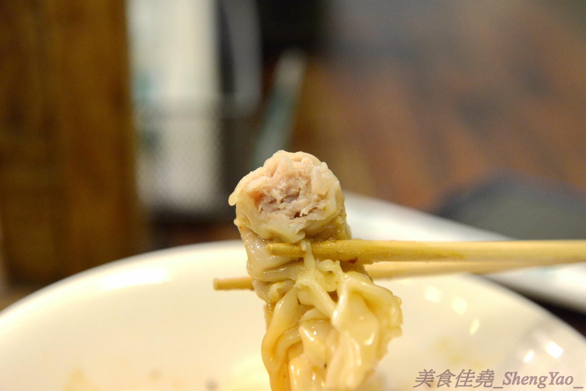 [台中西區]功夫上海手工魚丸 – 台中的小時光麵館,餐點味道簡單樸實,老闆為人超隨性,常客不乏外國人,大推台中幾乎吃不到的蔥油拌麵、超軟手工魚丸。