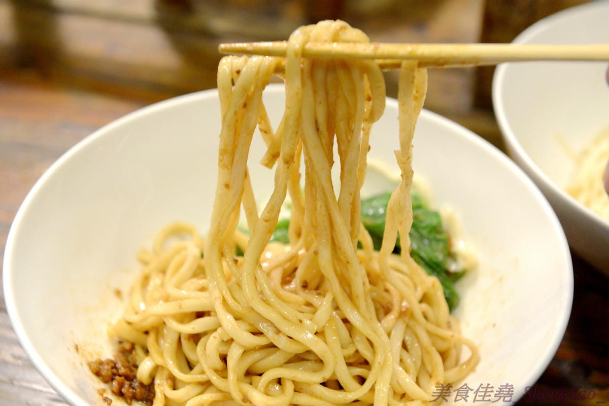 [台中西區]功夫上海手工魚丸 – 台中的小時光麵館,餐點味道簡單樸實,老闆為人超隨性,常客不乏外國人,大推台中幾乎吃不到的蔥油拌麵、超軟手工魚丸。