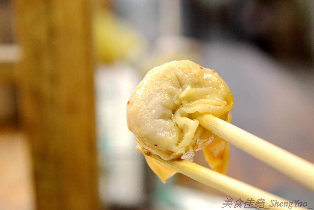 [台中西區]功夫上海手工魚丸 – 台中的小時光麵館,餐點味道簡單樸實,老闆為人超隨性,常客不乏外國人,大推台中幾乎吃不到的蔥油拌麵、超軟手工魚丸。
