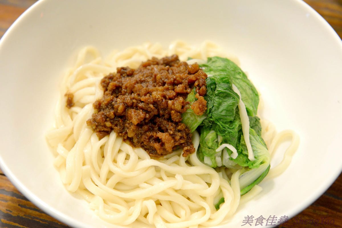 [台中西區]功夫上海手工魚丸 – 台中的小時光麵館,餐點味道簡單樸實,老闆為人超隨性,常客不乏外國人,大推台中幾乎吃不到的蔥油拌麵、超軟手工魚丸。
