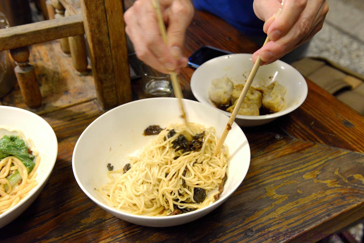 [台中西區]功夫上海手工魚丸 – 台中的小時光麵館,餐點味道簡單樸實,老闆為人超隨性,常客不乏外國人,大推台中幾乎吃不到的蔥油拌麵、超軟手工魚丸。