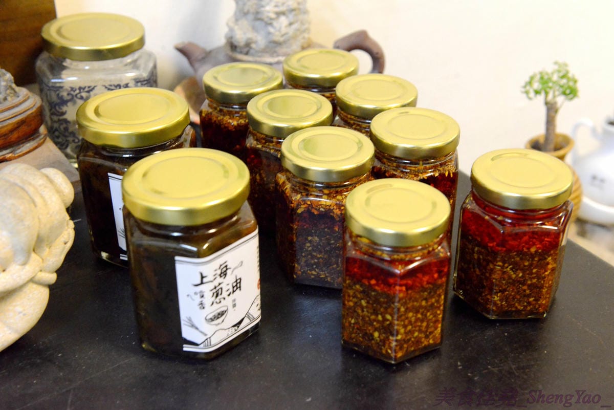 [台中西區]功夫上海手工魚丸 – 台中的小時光麵館,餐點味道簡單樸實,老闆為人超隨性,常客不乏外國人,大推台中幾乎吃不到的蔥油拌麵、超軟手工魚丸。