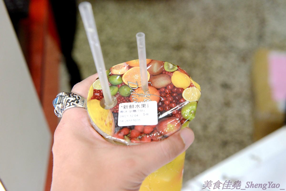 [台中梧棲]天河水茶飲專賣店 – 梧棲超厲害的飲料店,強力推薦特價40元的新鮮水果茶,真材實料,裏頭有好幾種水果切塊,一種喝完飲料還能吃新鮮水果的概念。
