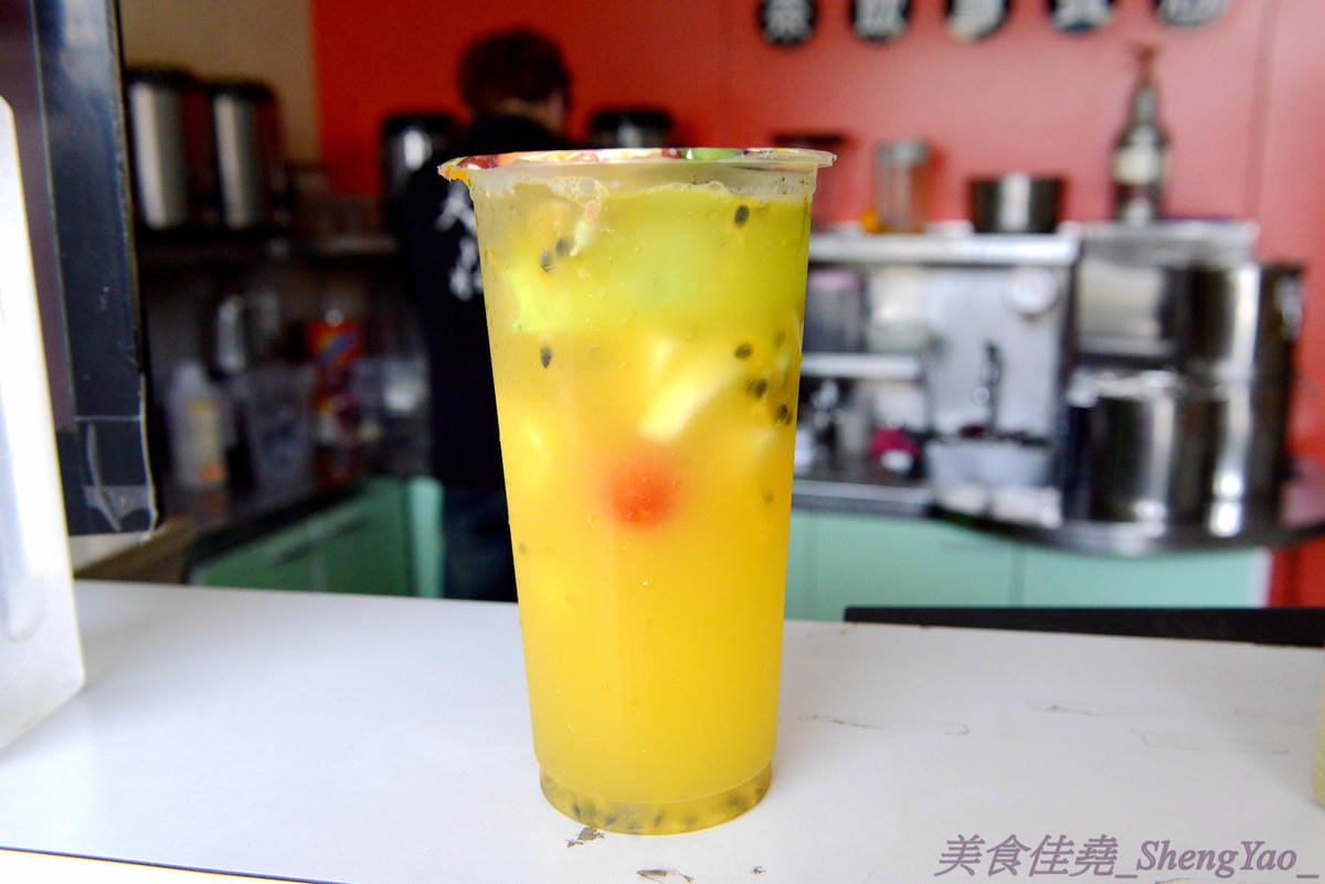 [台中梧棲]天河水茶飲專賣店 – 梧棲超厲害的飲料店,強力推薦特價40元的新鮮水果茶,真材實料,裏頭有好幾種水果切塊,一種喝完飲料還能吃新鮮水果的概念。