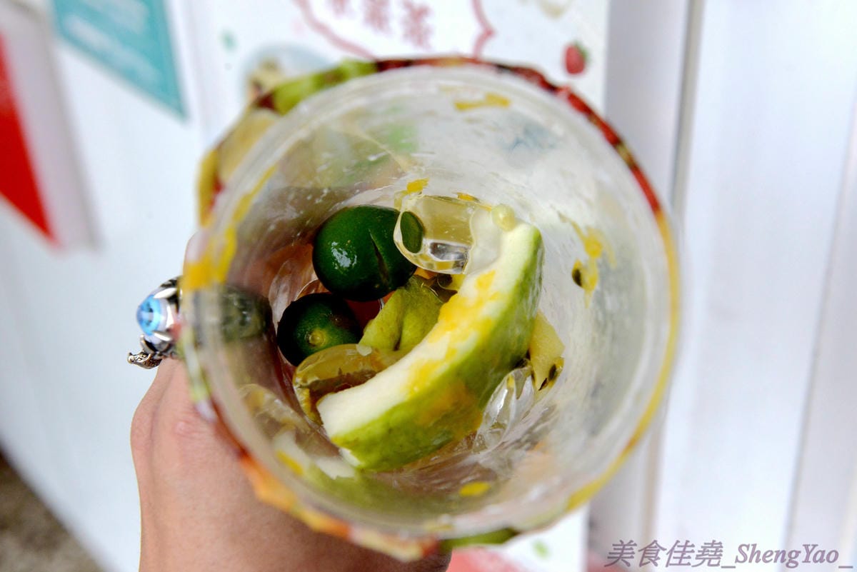 [台中梧棲]天河水茶飲專賣店 – 梧棲超厲害的飲料店,強力推薦特價40元的新鮮水果茶,真材實料,裏頭有好幾種水果切塊,一種喝完飲料還能吃新鮮水果的概念。