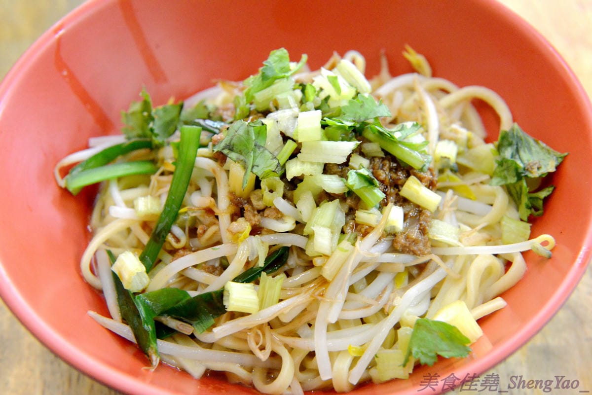 [台中清水]陳大牌排骨麵 – 清水在地人推薦的超好吃排骨麵,湯頭香而不油膩,去骨排骨肉軟嫩透爛到幾乎入口即化,還有佛跳牆也是推薦必點,料多實在湯頭好喝。