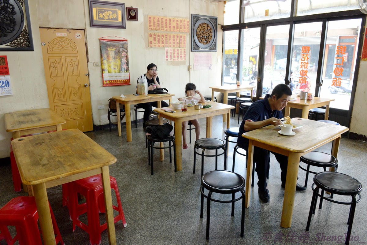[台中清水]陳大牌排骨麵 – 清水在地人推薦的超好吃排骨麵,湯頭香而不油膩,去骨排骨肉軟嫩透爛到幾乎入口即化,還有佛跳牆也是推薦必點,料多實在湯頭好喝。