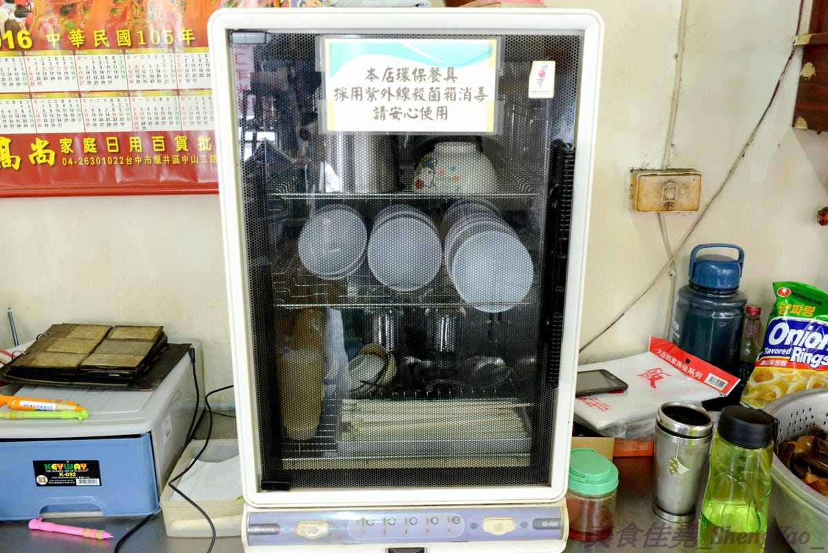 [台中清水]陳大牌排骨麵 – 清水在地人推薦的超好吃排骨麵,湯頭香而不油膩,去骨排骨肉軟嫩透爛到幾乎入口即化,還有佛跳牆也是推薦必點,料多實在湯頭好喝。
