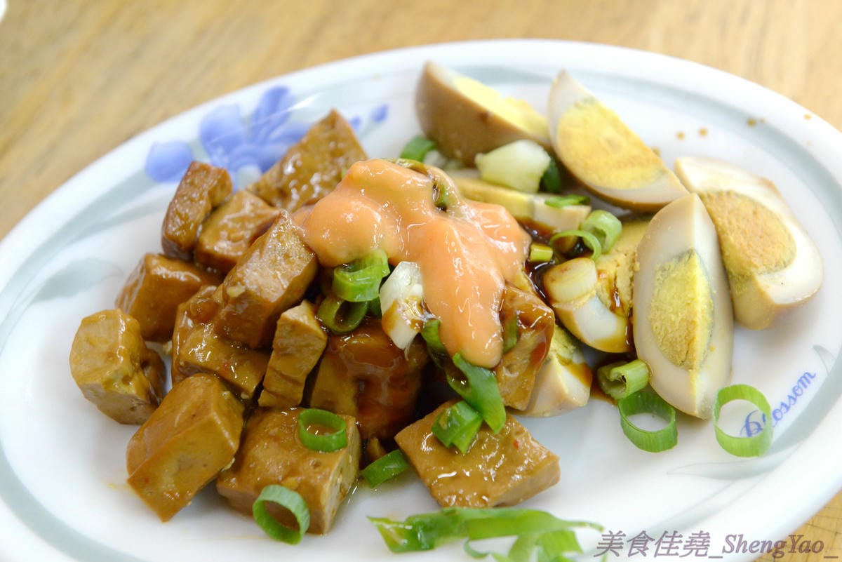 [台中清水]陳大牌排骨麵 – 清水在地人推薦的超好吃排骨麵,湯頭香而不油膩,去骨排骨肉軟嫩透爛到幾乎入口即化,還有佛跳牆也是推薦必點,料多實在湯頭好喝。