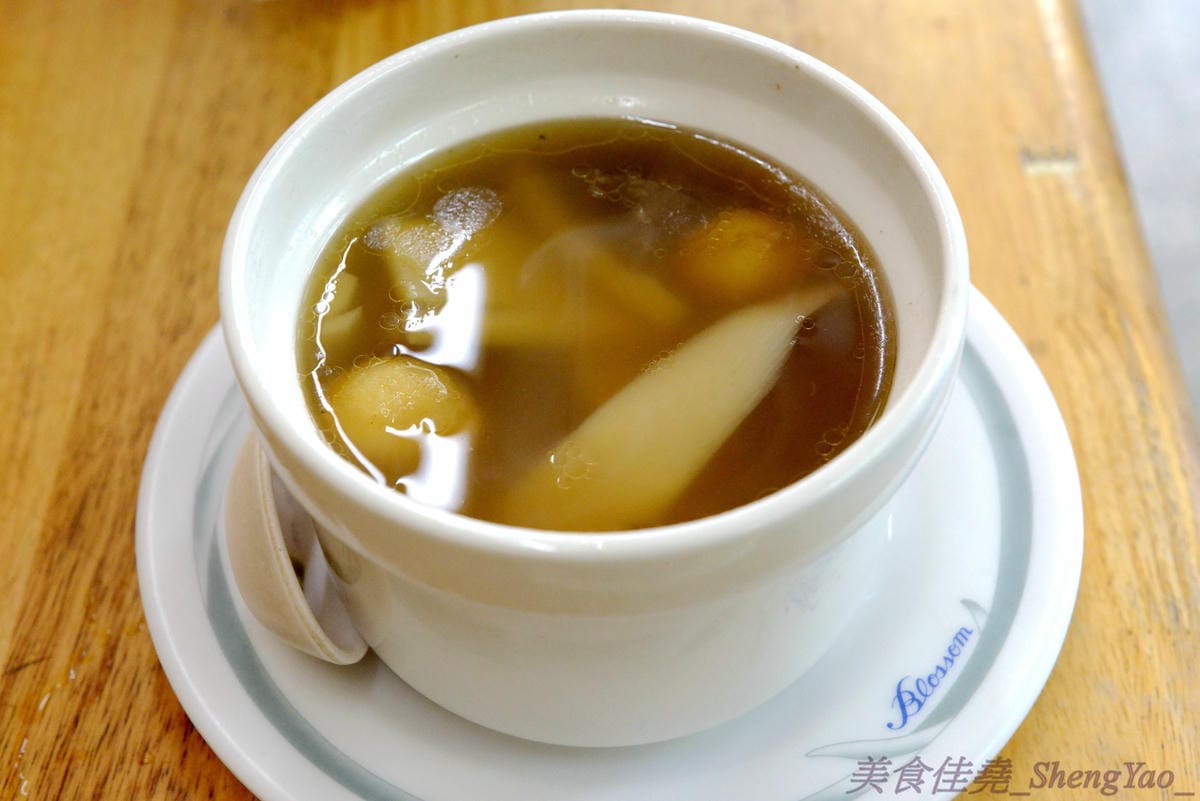 [台中清水]陳大牌排骨麵 – 清水在地人推薦的超好吃排骨麵,湯頭香而不油膩,去骨排骨肉軟嫩透爛到幾乎入口即化,還有佛跳牆也是推薦必點,料多實在湯頭好喝。