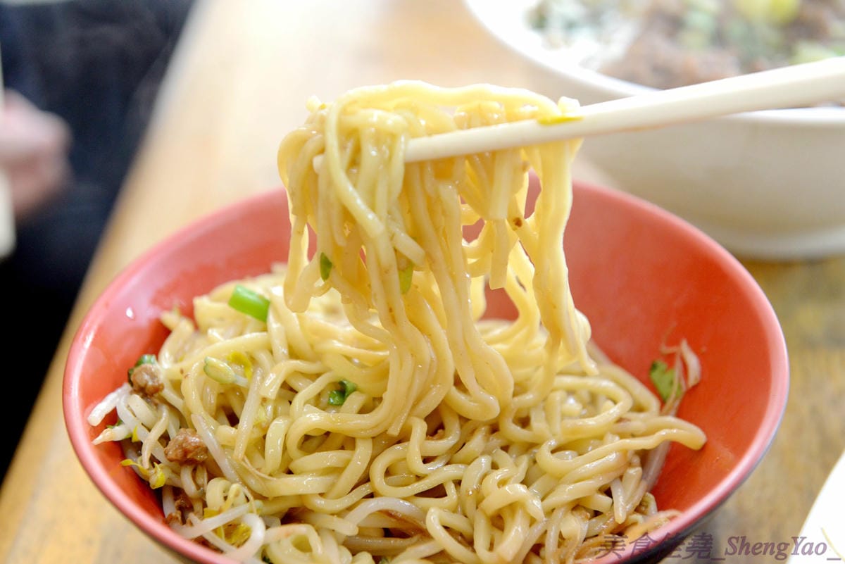 [台中清水]陳大牌排骨麵 – 清水在地人推薦的超好吃排骨麵,湯頭香而不油膩,去骨排骨肉軟嫩透爛到幾乎入口即化,還有佛跳牆也是推薦必點,料多實在湯頭好喝。