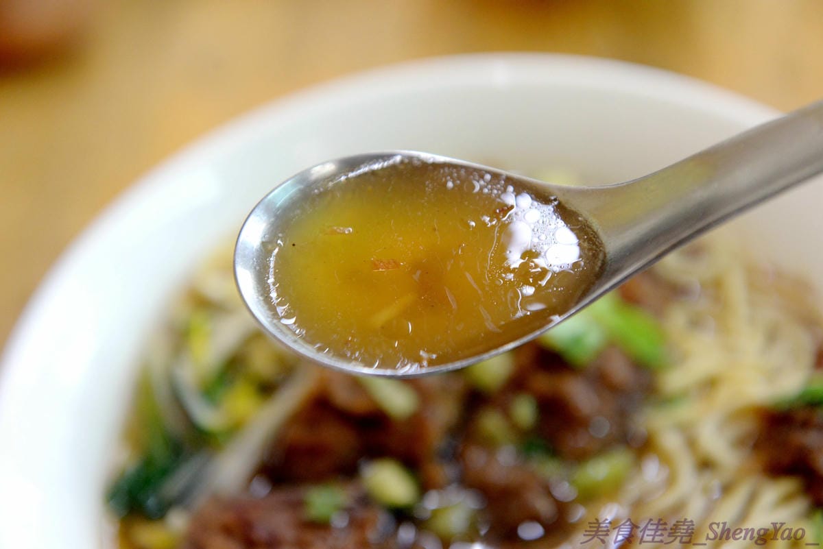 [台中清水]陳大牌排骨麵 – 清水在地人推薦的超好吃排骨麵,湯頭香而不油膩,去骨排骨肉軟嫩透爛到幾乎入口即化,還有佛跳牆也是推薦必點,料多實在湯頭好喝。