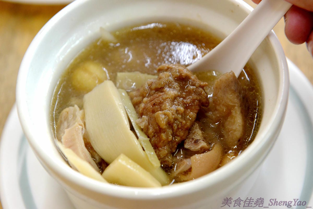 [台中清水]陳大牌排骨麵 – 清水在地人推薦的超好吃排骨麵,湯頭香而不油膩,去骨排骨肉軟嫩透爛到幾乎入口即化,還有佛跳牆也是推薦必點,料多實在湯頭好喝。