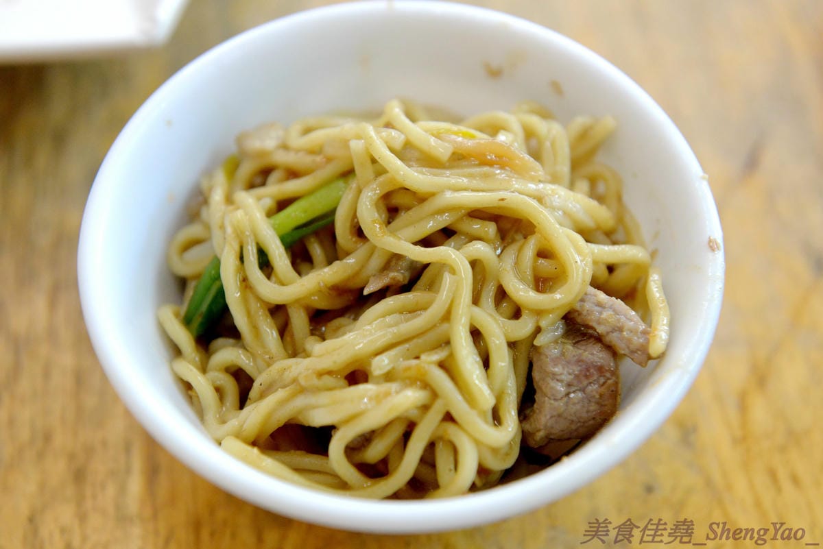 [台中清水]陳大牌排骨麵 – 清水在地人推薦的超好吃排骨麵,湯頭香而不油膩,去骨排骨肉軟嫩透爛到幾乎入口即化,還有佛跳牆也是推薦必點,料多實在湯頭好喝。
