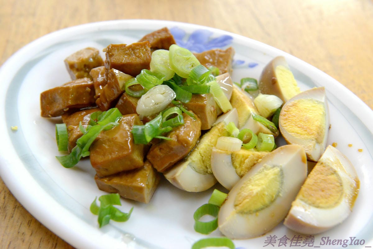 [台中清水]陳大牌排骨麵 – 清水在地人推薦的超好吃排骨麵,湯頭香而不油膩,去骨排骨肉軟嫩透爛到幾乎入口即化,還有佛跳牆也是推薦必點,料多實在湯頭好喝。