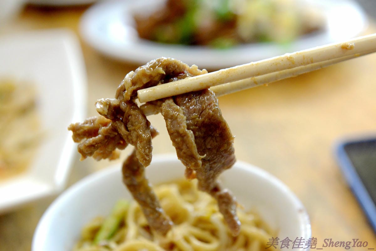 [台中清水]陳大牌排骨麵 – 清水在地人推薦的超好吃排骨麵,湯頭香而不油膩,去骨排骨肉軟嫩透爛到幾乎入口即化,還有佛跳牆也是推薦必點,料多實在湯頭好喝。