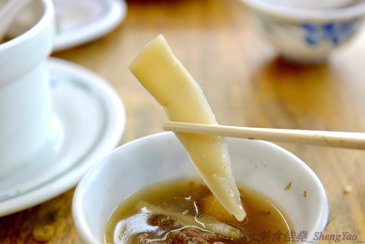[台中清水]陳大牌排骨麵 – 清水在地人推薦的超好吃排骨麵,湯頭香而不油膩,去骨排骨肉軟嫩透爛到幾乎入口即化,還有佛跳牆也是推薦必點,料多實在湯頭好喝。