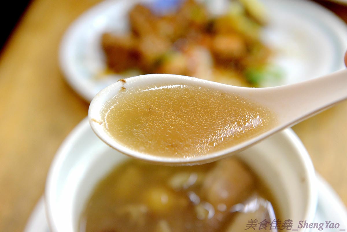 [台中清水]陳大牌排骨麵 – 清水在地人推薦的超好吃排骨麵,湯頭香而不油膩,去骨排骨肉軟嫩透爛到幾乎入口即化,還有佛跳牆也是推薦必點,料多實在湯頭好喝。