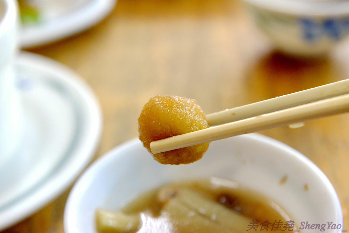 [台中清水]陳大牌排骨麵 – 清水在地人推薦的超好吃排骨麵,湯頭香而不油膩,去骨排骨肉軟嫩透爛到幾乎入口即化,還有佛跳牆也是推薦必點,料多實在湯頭好喝。