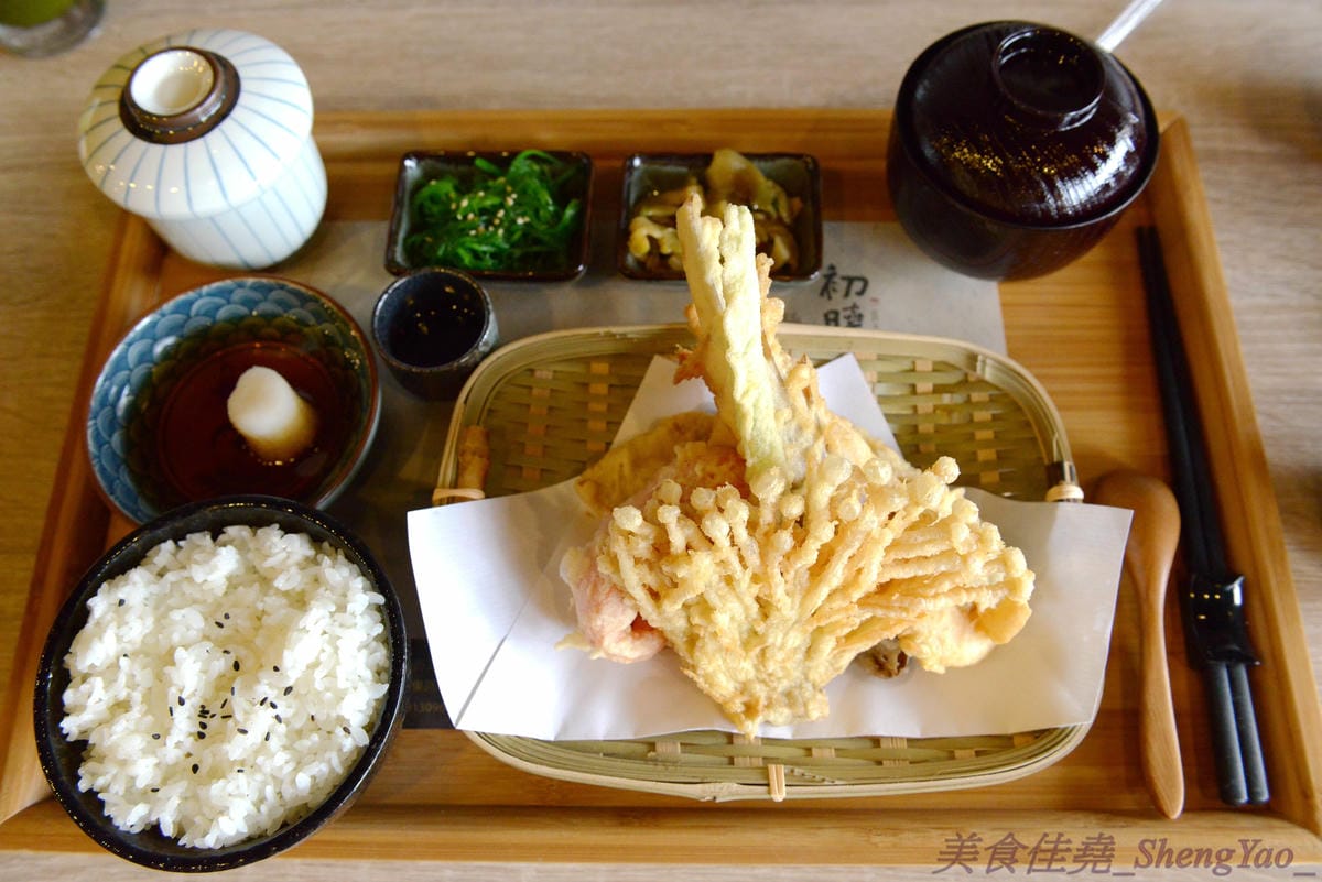 [台中沙鹿]初曉 江戶天麩羅專賣 沙鹿店 – 無疑是沙鹿今年上半年度最厲害的新餐廳了,天麩羅炸物真材實料,麵衣薄且不油膩,吃得出食材鮮味,午茶甜點也很有特色,抹茶系列使用來自日本的京都宇
