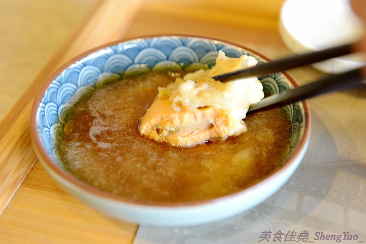 [台中沙鹿]初曉 江戶天麩羅專賣 沙鹿店 – 無疑是沙鹿今年上半年度最厲害的新餐廳了,天麩羅炸物真材實料,麵衣薄且不油膩,吃得出食材鮮味,午茶甜點也很有特色,抹茶系列使用來自日本的京都宇