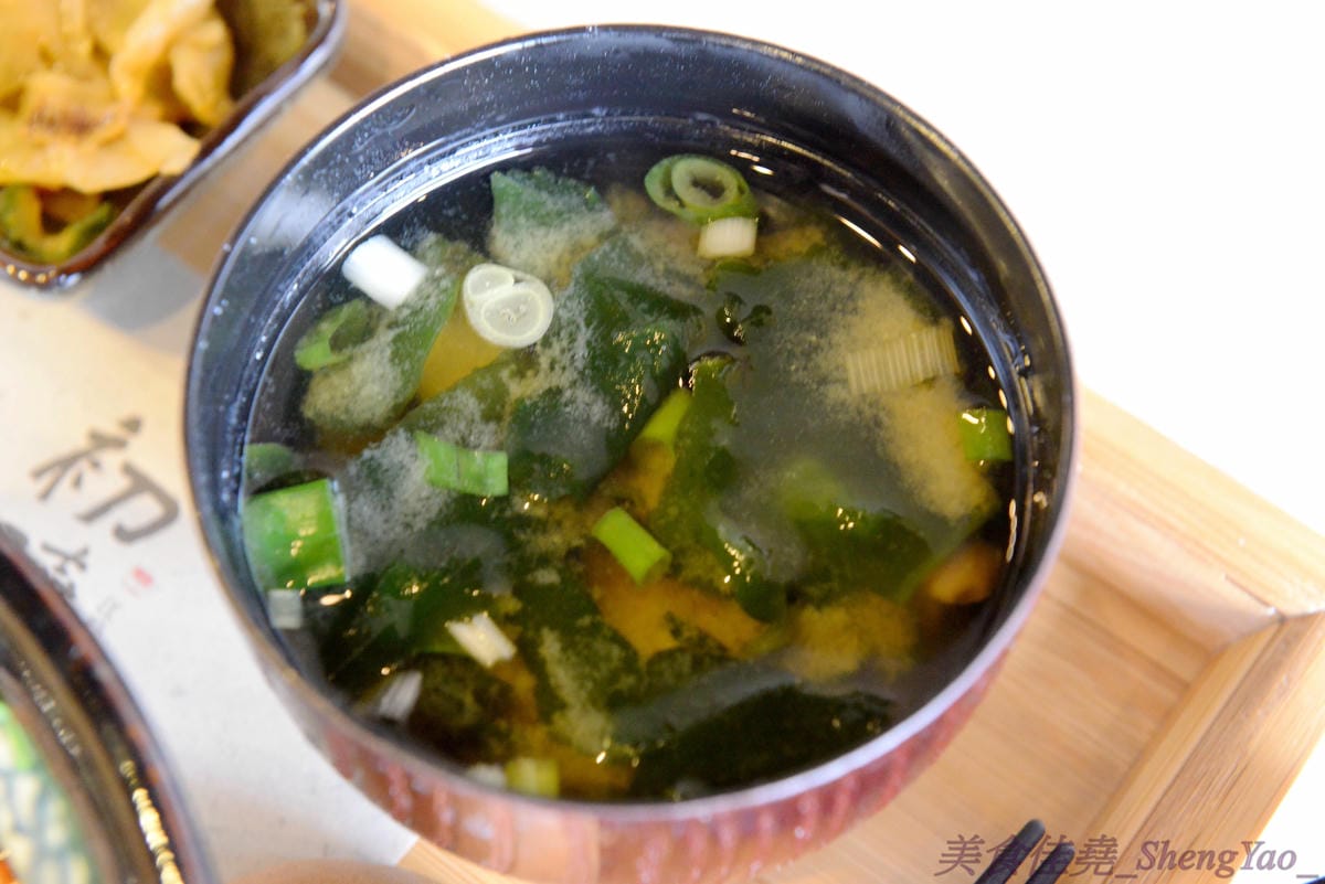 [台中沙鹿]初曉 江戶天麩羅專賣 沙鹿店 – 無疑是沙鹿今年上半年度最厲害的新餐廳了,天麩羅炸物真材實料,麵衣薄且不油膩,吃得出食材鮮味,午茶甜點也很有特色,抹茶系列使用來自日本的京都宇