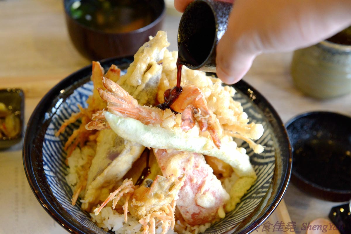 [台中沙鹿]初曉 江戶天麩羅專賣 沙鹿店 – 無疑是沙鹿今年上半年度最厲害的新餐廳了,天麩羅炸物真材實料,麵衣薄且不油膩,吃得出食材鮮味,午茶甜點也很有特色,抹茶系列使用來自日本的京都宇
