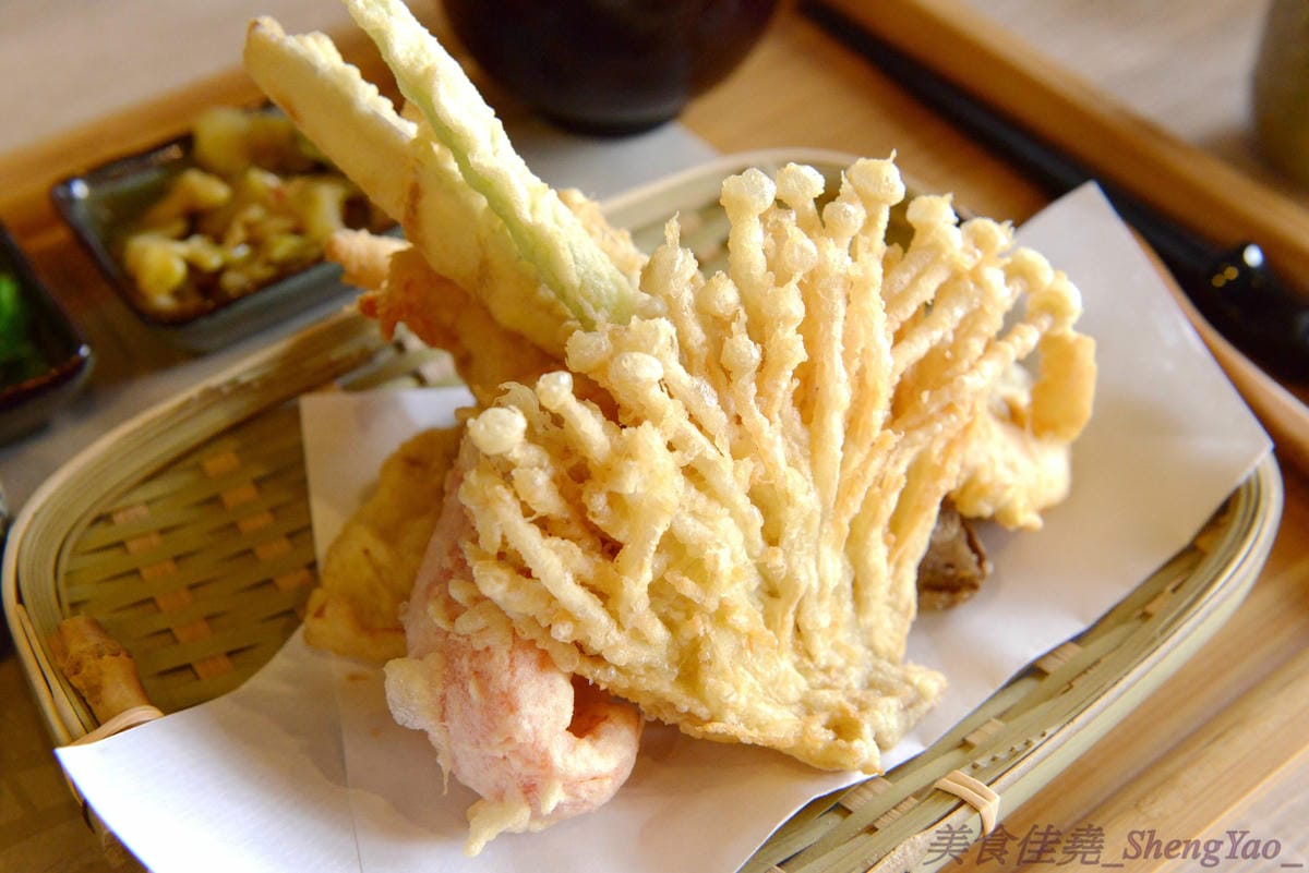 [台中沙鹿]初曉 江戶天麩羅專賣 沙鹿店 – 無疑是沙鹿今年上半年度最厲害的新餐廳了,天麩羅炸物真材實料,麵衣薄且不油膩,吃得出食材鮮味,午茶甜點也很有特色,抹茶系列使用來自日本的京都宇