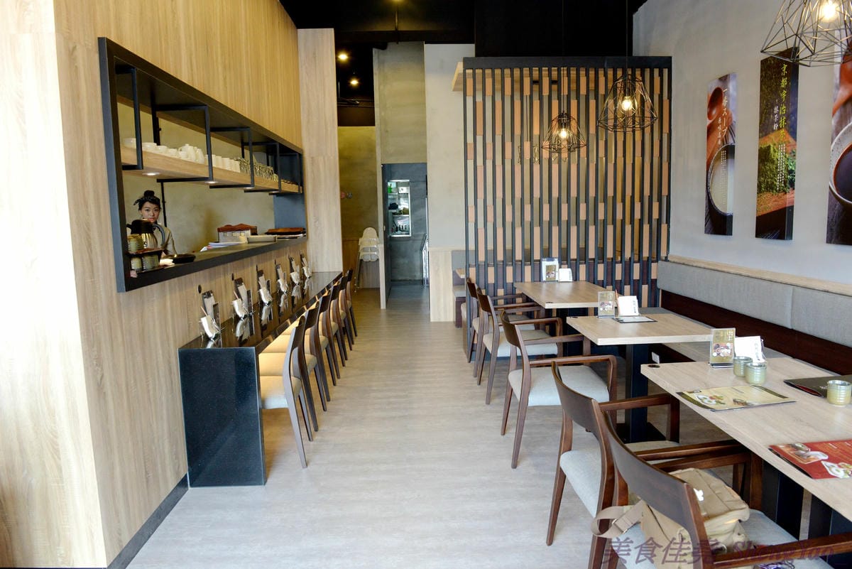 [台中沙鹿]初曉 江戶天麩羅專賣 沙鹿店 – 無疑是沙鹿今年上半年度最厲害的新餐廳了,天麩羅炸物真材實料,麵衣薄且不油膩,吃得出食材鮮味,午茶甜點也很有特色,抹茶系列使用來自日本的京都宇
