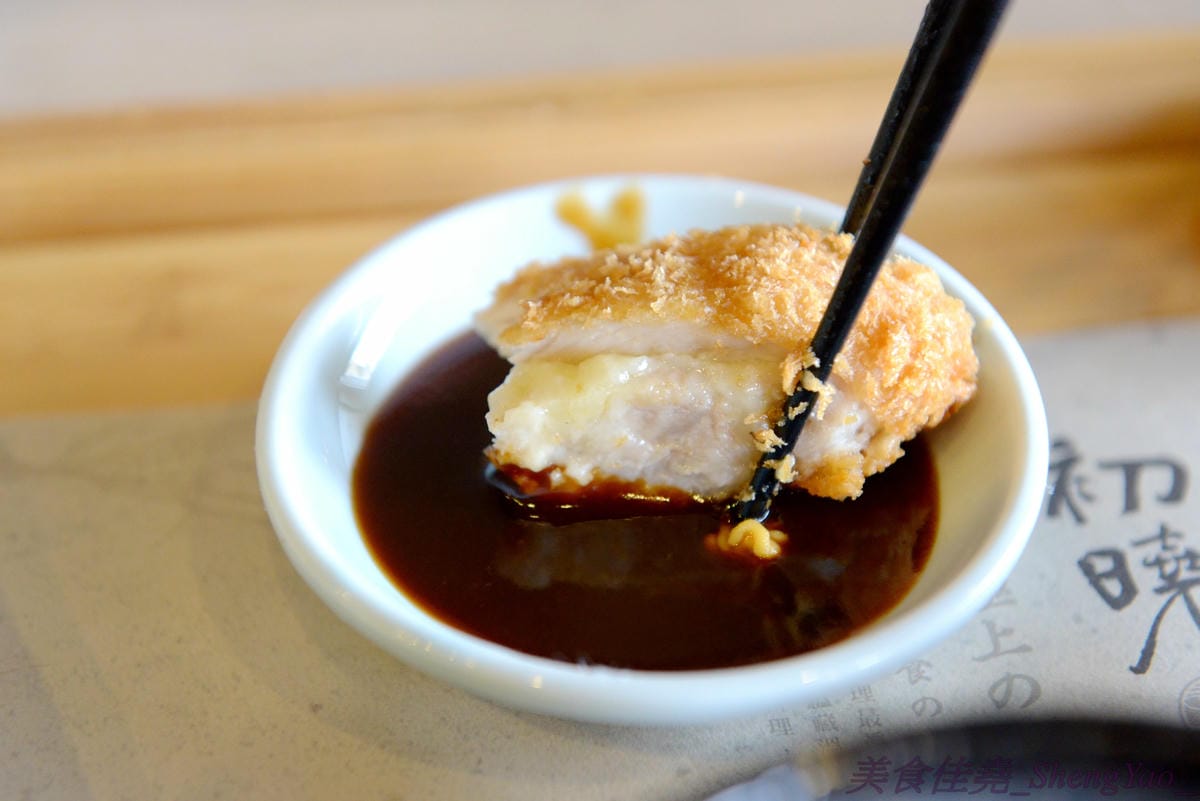 [台中沙鹿]初曉 江戶天麩羅專賣 沙鹿店 – 無疑是沙鹿今年上半年度最厲害的新餐廳了,天麩羅炸物真材實料,麵衣薄且不油膩,吃得出食材鮮味,午茶甜點也很有特色,抹茶系列使用來自日本的京都宇