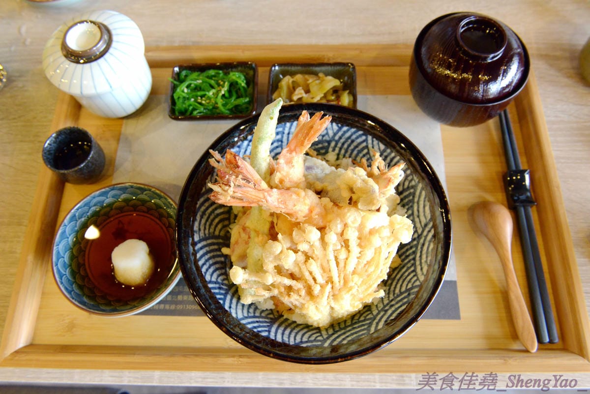 [台中沙鹿]初曉 江戶天麩羅專賣 沙鹿店 – 無疑是沙鹿今年上半年度最厲害的新餐廳了,天麩羅炸物真材實料,麵衣薄且不油膩,吃得出食材鮮味,午茶甜點也很有特色,抹茶系列使用來自日本的京都宇
