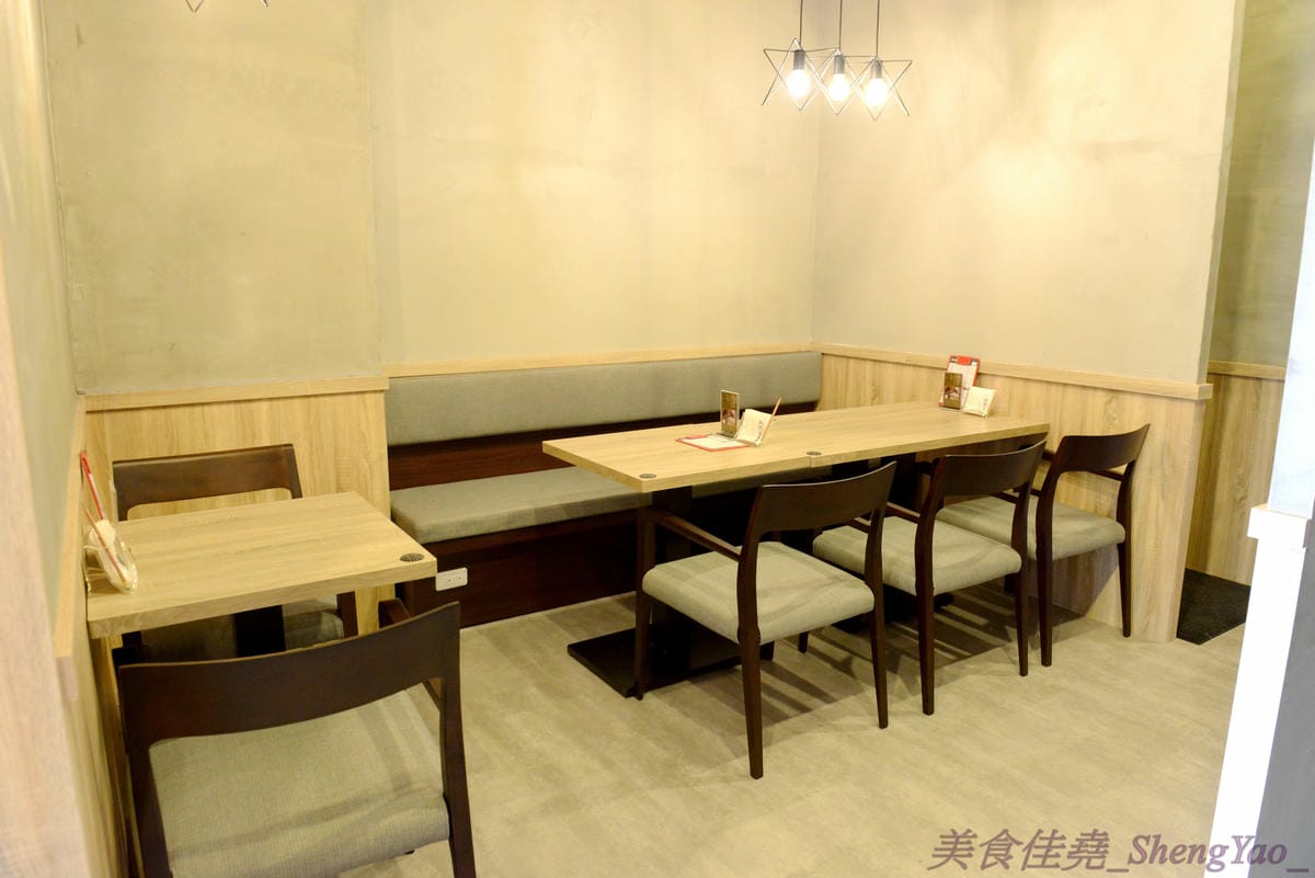 [台中沙鹿]初曉 江戶天麩羅專賣 沙鹿店 – 無疑是沙鹿今年上半年度最厲害的新餐廳了,天麩羅炸物真材實料,麵衣薄且不油膩,吃得出食材鮮味,午茶甜點也很有特色,抹茶系列使用來自日本的京都宇