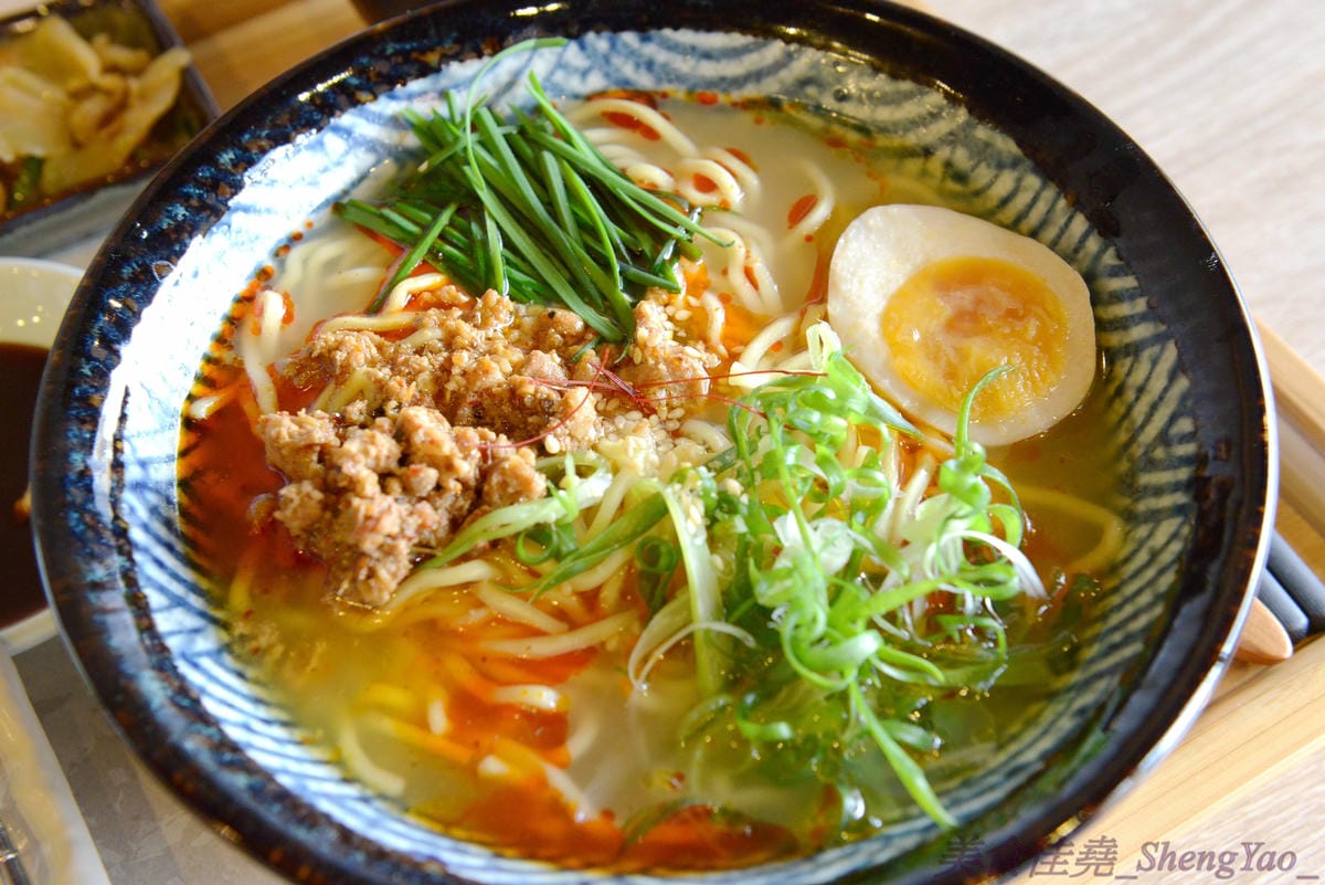 [台中沙鹿]初曉 江戶天麩羅專賣 沙鹿店 – 無疑是沙鹿今年上半年度最厲害的新餐廳了,天麩羅炸物真材實料,麵衣薄且不油膩,吃得出食材鮮味,午茶甜點也很有特色,抹茶系列使用來自日本的京都宇