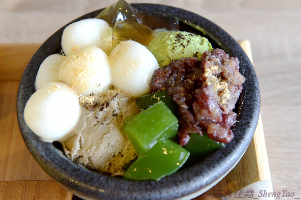 [台中沙鹿]初曉 江戶天麩羅專賣 沙鹿店 – 無疑是沙鹿今年上半年度最厲害的新餐廳了,天麩羅炸物真材實料,麵衣薄且不油膩,吃得出食材鮮味,午茶甜點也很有特色,抹茶系列使用來自日本的京都宇