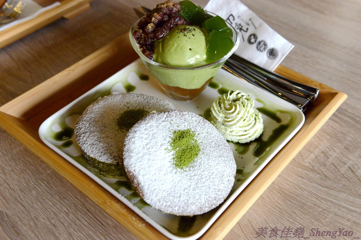 [台中沙鹿]初曉 江戶天麩羅專賣 沙鹿店 – 無疑是沙鹿今年上半年度最厲害的新餐廳了,天麩羅炸物真材實料,麵衣薄且不油膩,吃得出食材鮮味,午茶甜點也很有特色,抹茶系列使用來自日本的京都宇
