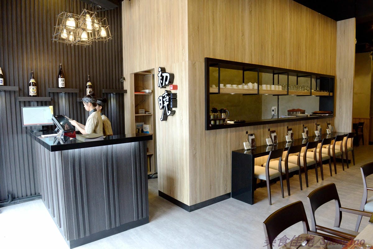 [台中沙鹿]初曉 江戶天麩羅專賣 沙鹿店 – 無疑是沙鹿今年上半年度最厲害的新餐廳了,天麩羅炸物真材實料,麵衣薄且不油膩,吃得出食材鮮味,午茶甜點也很有特色,抹茶系列使用來自日本的京都宇