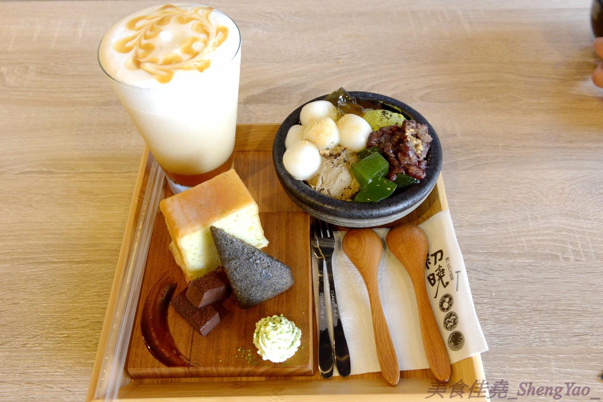 [台中沙鹿]初曉 江戶天麩羅專賣 沙鹿店 – 無疑是沙鹿今年上半年度最厲害的新餐廳了,天麩羅炸物真材實料,麵衣薄且不油膩,吃得出食材鮮味,午茶甜點也很有特色,抹茶系列使用來自日本的京都宇