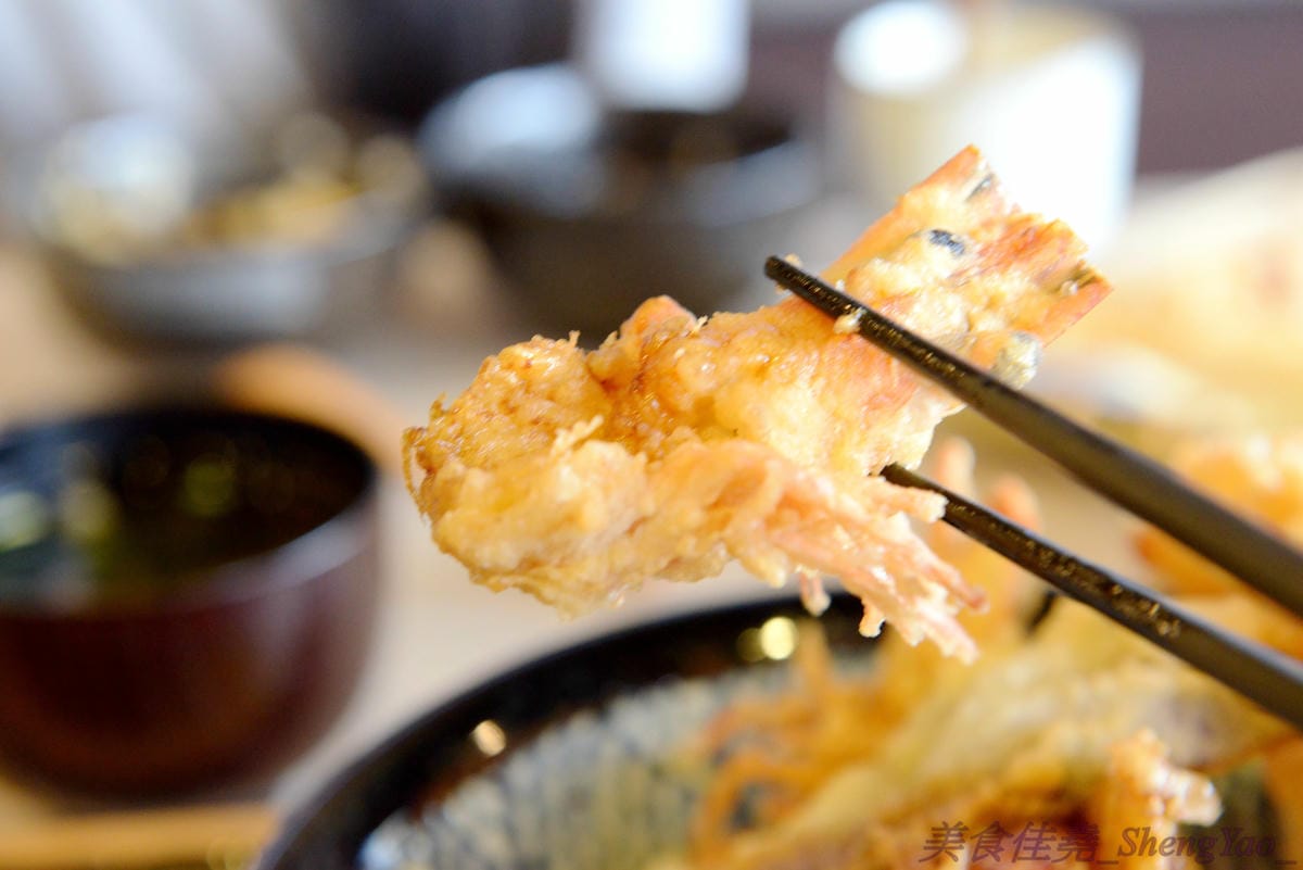[台中沙鹿]初曉 江戶天麩羅專賣 沙鹿店 – 無疑是沙鹿今年上半年度最厲害的新餐廳了,天麩羅炸物真材實料,麵衣薄且不油膩,吃得出食材鮮味,午茶甜點也很有特色,抹茶系列使用來自日本的京都宇