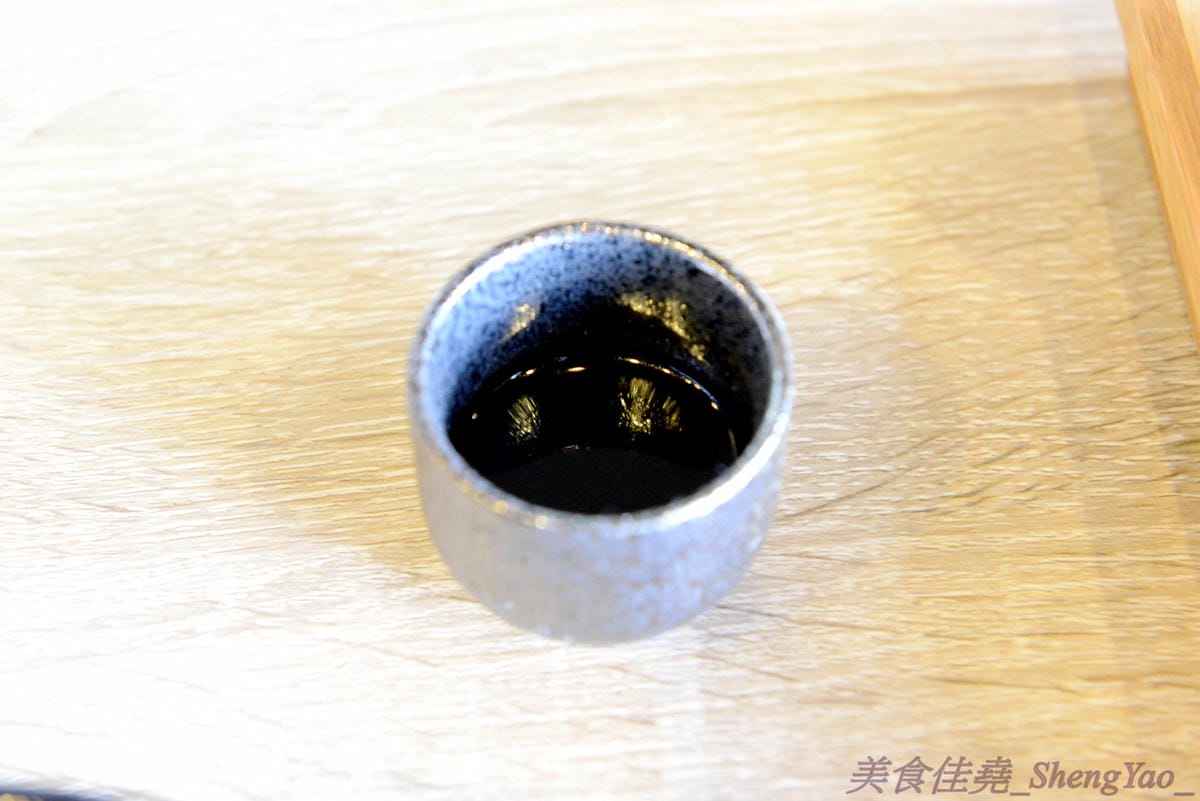 [台中沙鹿]初曉 江戶天麩羅專賣 沙鹿店 – 無疑是沙鹿今年上半年度最厲害的新餐廳了,天麩羅炸物真材實料,麵衣薄且不油膩,吃得出食材鮮味,午茶甜點也很有特色,抹茶系列使用來自日本的京都宇
