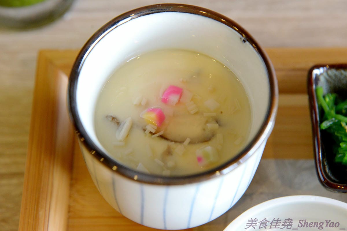 [台中沙鹿]初曉 江戶天麩羅專賣 沙鹿店 – 無疑是沙鹿今年上半年度最厲害的新餐廳了,天麩羅炸物真材實料,麵衣薄且不油膩,吃得出食材鮮味,午茶甜點也很有特色,抹茶系列使用來自日本的京都宇